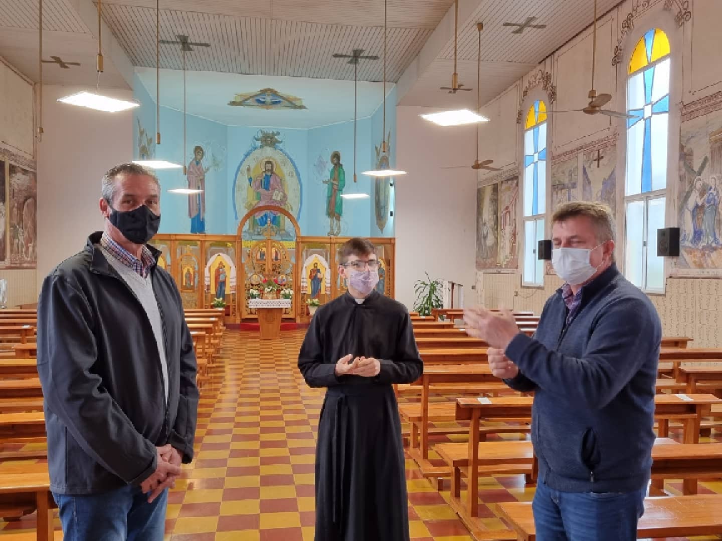 Alem: La Parroquia San Pedro y San Pablo recibió los primeros plantines de Lapachos