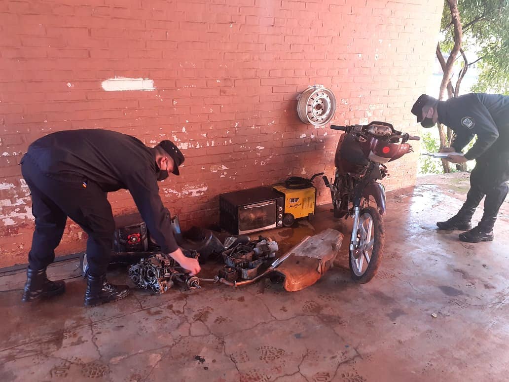 DOS DE MAYO: Secuestraron partes de motocicletas y objetos de valor ocultos en un malezal