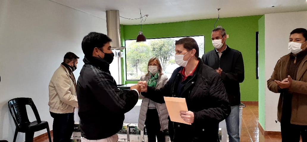 El IFAI entregó en Apóstoles insumos y subsidios a productores