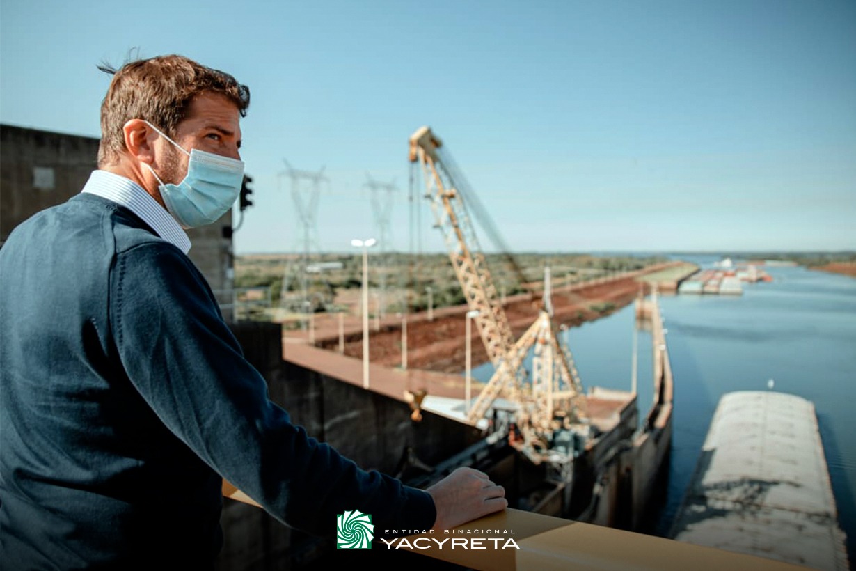 Gracias al aumento de caudales se reinició el paso de remolcadores y barcazas por la esclusa de navegación de Yacyretá