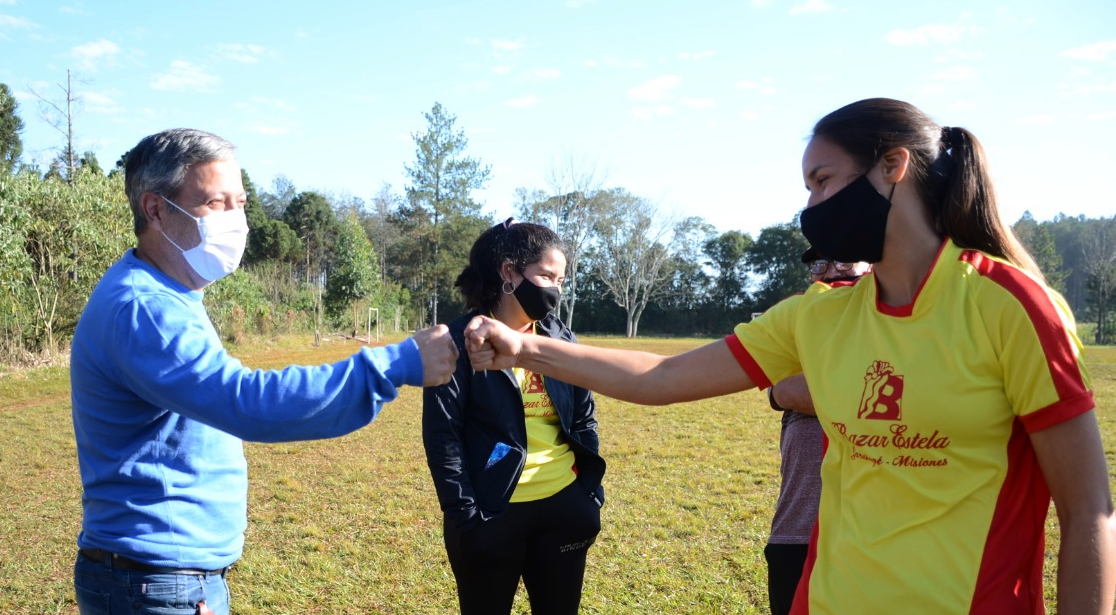 CLÍNICA DE FÚTBOL PARA MUJERES RURALES EN GARUHAPÉ