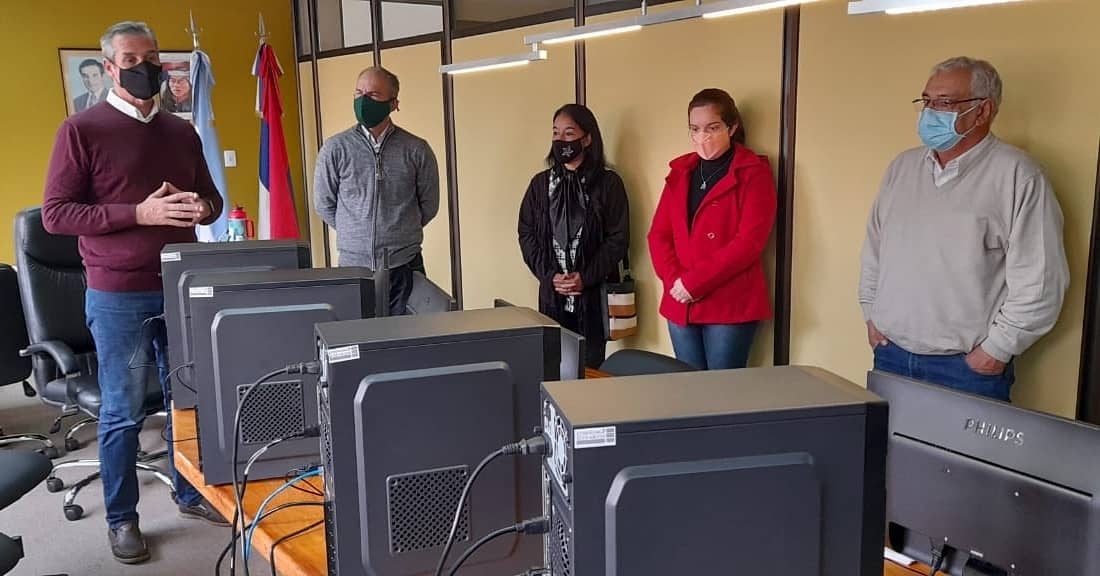 El ministro Vialey realizo entrega de 10 computadoras a Delegaciones de Bosques de la Provincia