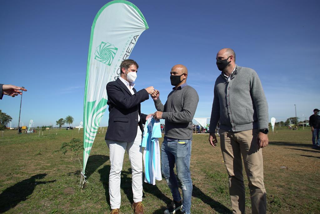 El jugador de fútbol Clemente Rodríguez recorrió junto al Director Ejecutivo de Yacyretá el predio donde la EBY construirá un Complejo Deportivo