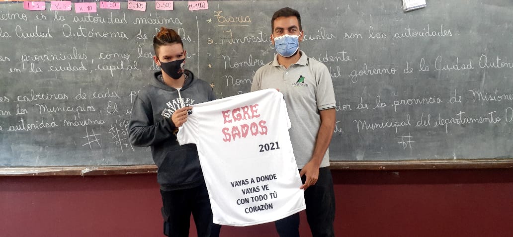 Se hizo entrega de camisetas de egresados a estudiantes secundarios de la Escuela Secundaria mediada por TIC del Barrio Rural.