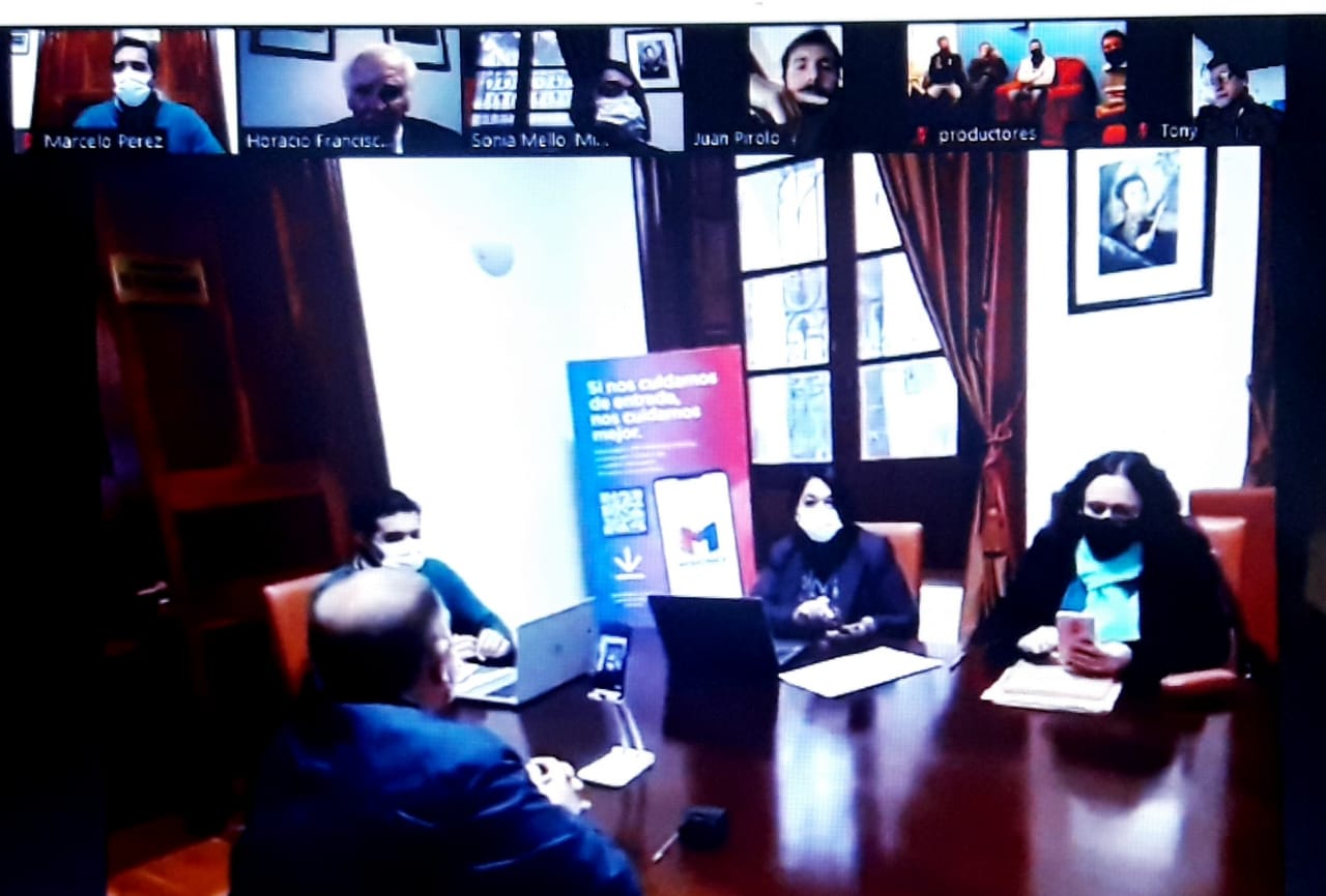Firma de convenio entre el Ministerio de Gobierno y la Subsecretaría de tierras, dicho convenio beneficiará a más de 260 familias de El Soberbio.