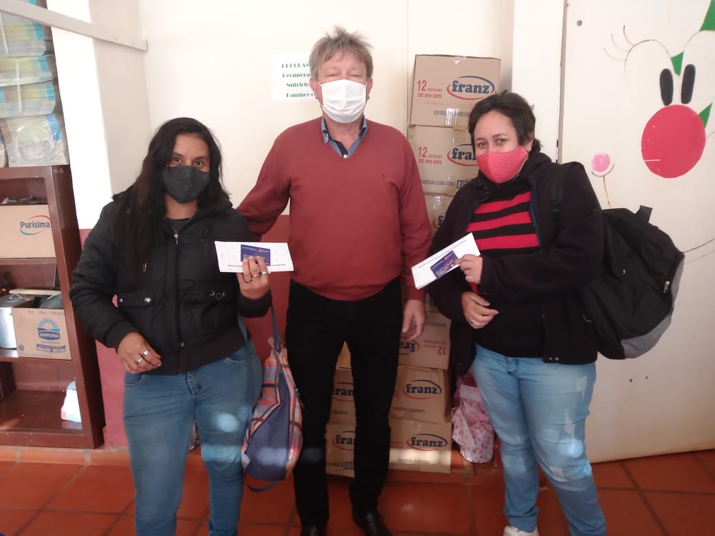 Entregaron tarjetas sociales a beneficiarios de Apóstoles