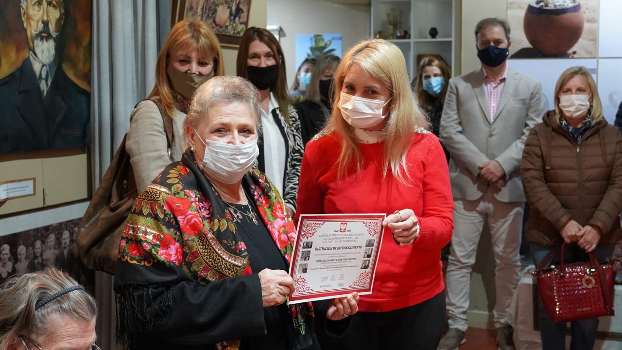 Se llevó a cabo la entrega de certificados a familias que han participado de la Muestra de Retratos e Historias de Colonos Polacos de la ciudad de Apóstoles