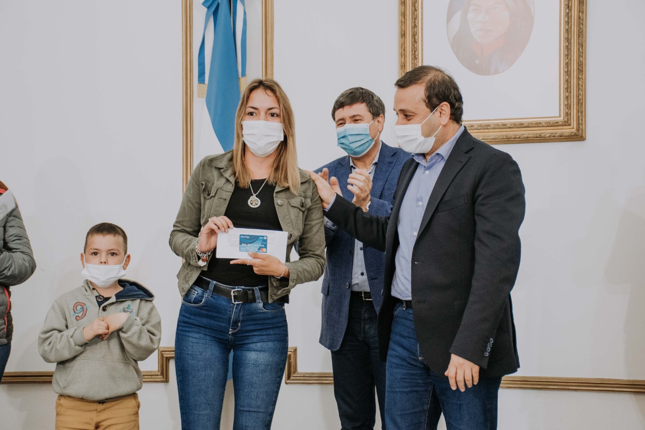 HERRERA AHUAD Y EL MINISTRO DE DESARROLLO SOCIAL DE LA NACIÓN ENTREGARON TARJETAS ALIMENTAR A MUNICIPIOS DE LA PROVINCIA