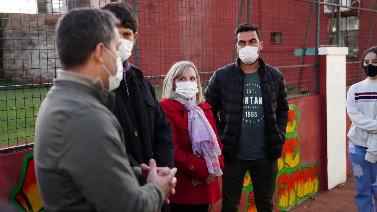Jóvenes de AESA presentaron mural pintado en el marco del mes de la prevención de adicciones al Ministro Samuel López