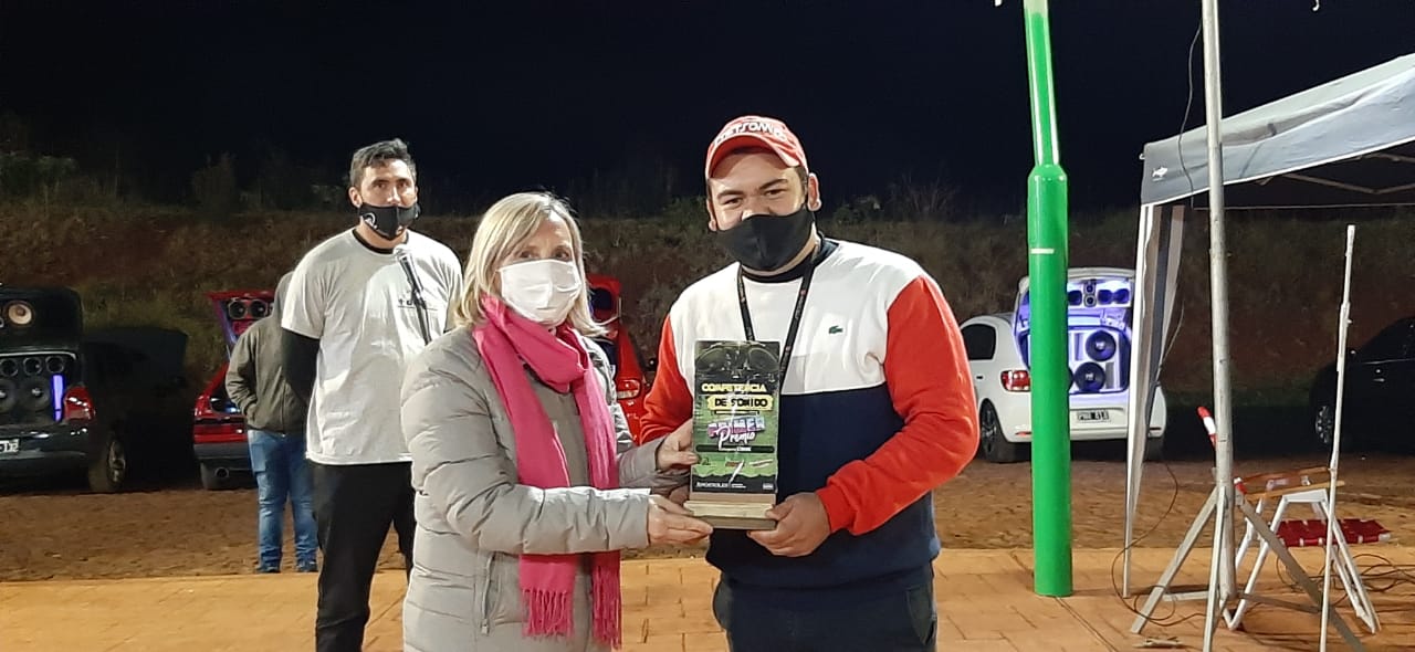 Centenares de vecinos y turistas de la localidad de Apóstoles disfrutaron de la competencia de sonidos de autos