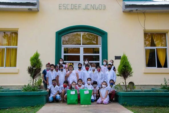 Concurso Vidrieras en La Dulce:»Decorar para celebrar la Independencia»