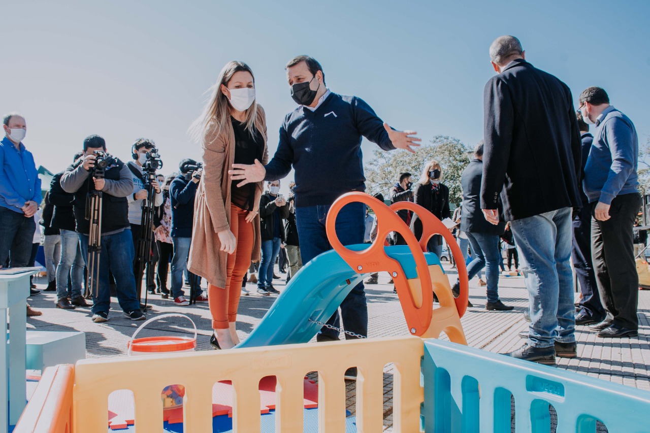 El Gobernador encabezó la entrega de 10 kits de juegos para plazas blandas destinados a diferentes localidades como parte del proyecto “Acompañar la Primera Infancia”, a través del cual también se realizaron capacitaciones en los Espacios de Primera Infancia (EPI).
