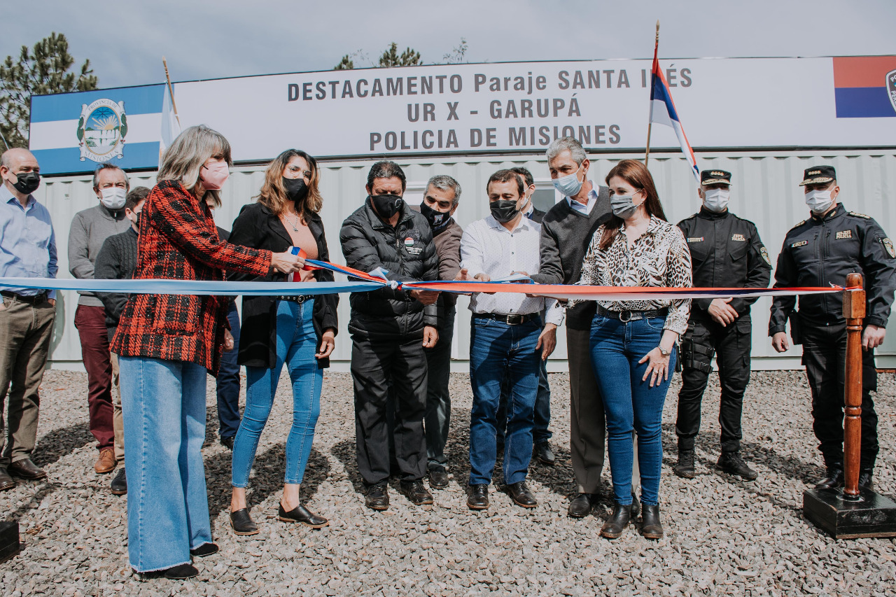 En Garupá habilitaron un CAPS y un destacamento modular, ambos edificios sustentables que darán respuestas a las demandas de los ciudadanos. Al recorrerlos, el Gobernador insistió en la importancia de dar respuesta rápida de servicios y derechos de los vecinos por medio de este tipo de instalaciones
