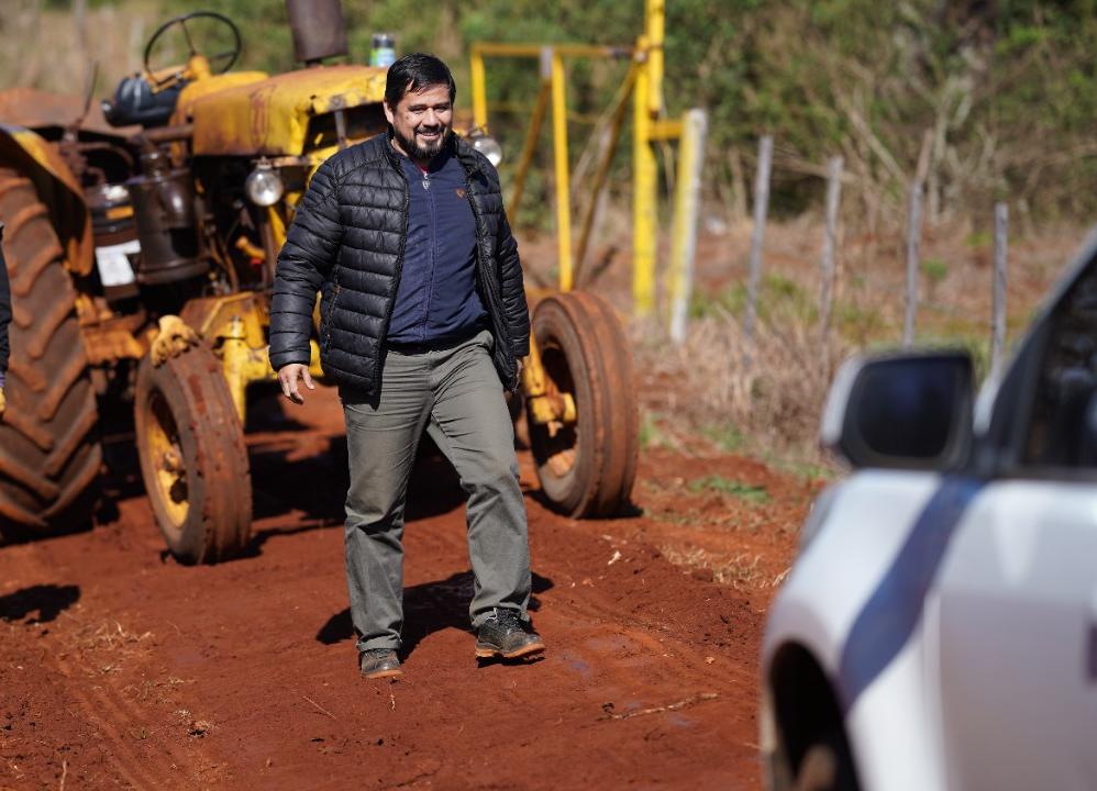 Continúan los arreglos de caminos vecinales