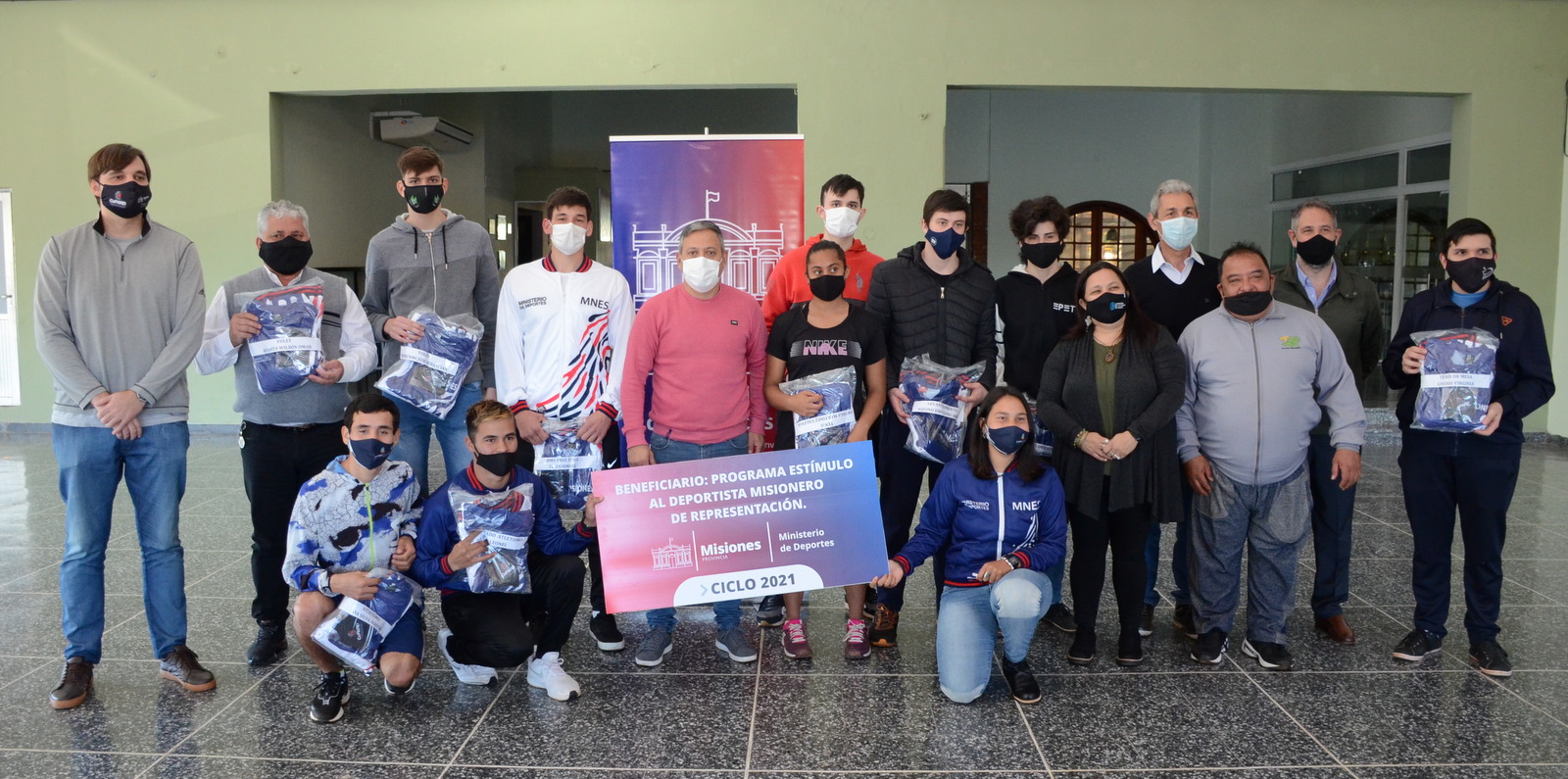El Ministerio de Deportes de la provincia realizó este lunes en Oberá una nueva entrega de indumentaria deportiva correspondiente al Programa de Estímulo a Deportistas de Representación