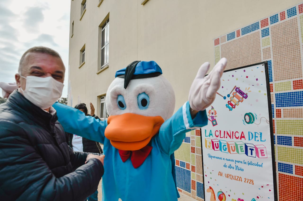 Arce visitó el Pediátrico y acompañó entrega de Clínica de la Juguete