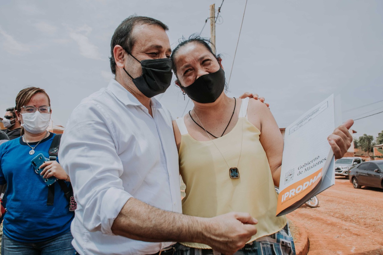 AUTORIDADES PROVINCIALES ENTREGARON VIVIENDAS A FAMILIAS DE PUERTO IGUAZÚ