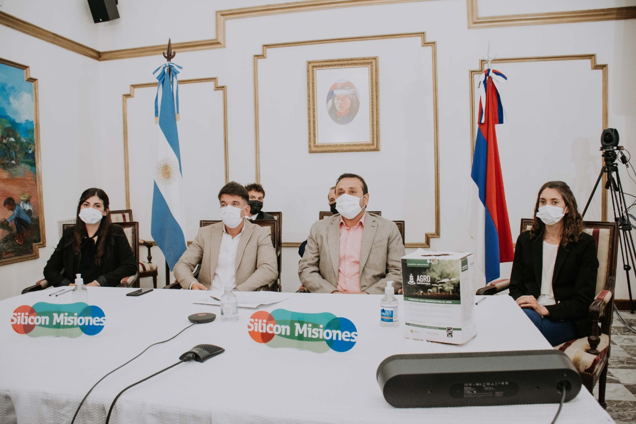 HERRERA AHUAD ACOMPAÑÓ A SILICON MISIONES EN FIRMA DE CONVENIO CON LA EMPRESA AGROSUSTENTABLE