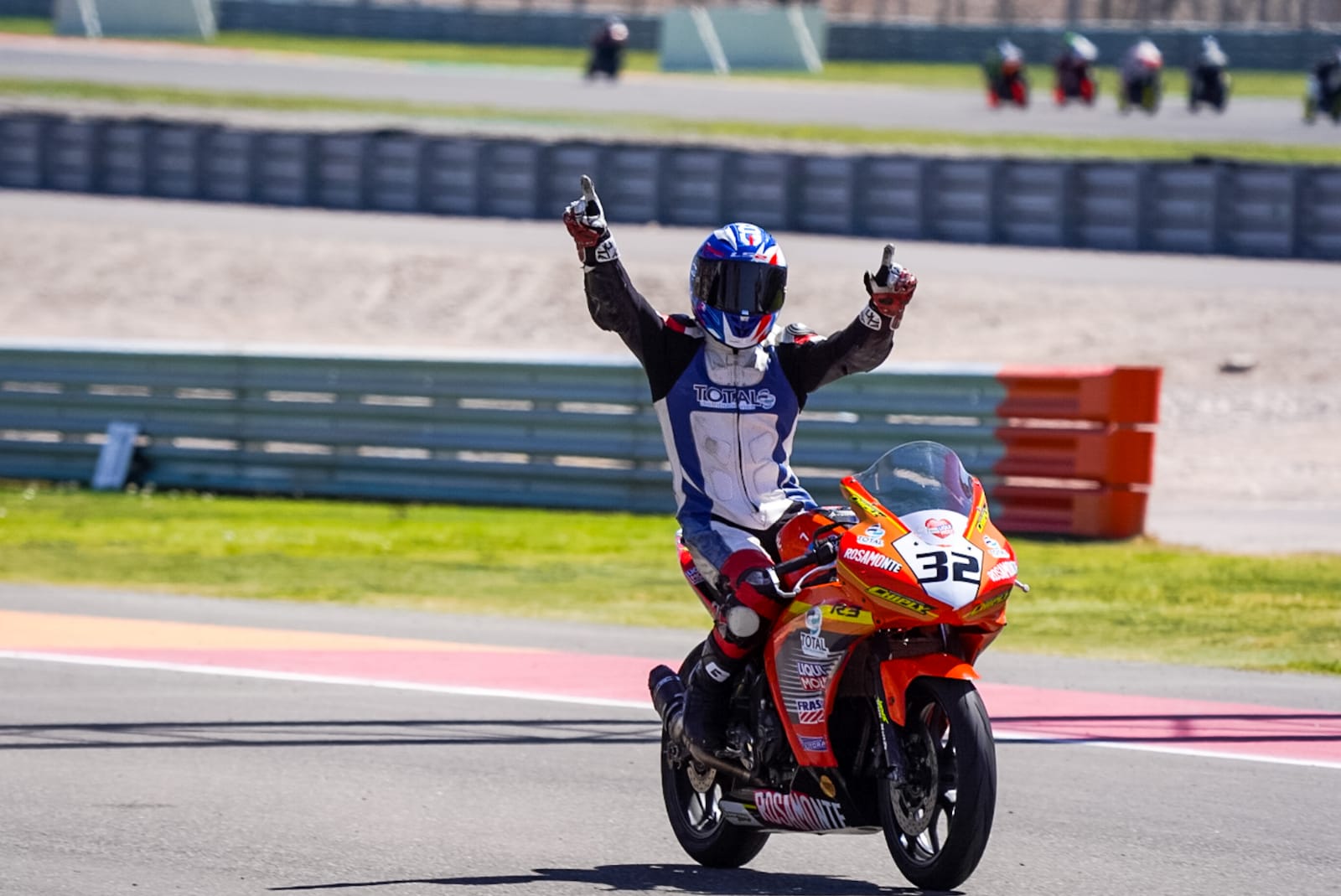 Gran victoria de Nahuel Santamaría y destacado cuarto lugar de Esequiel Gómez en la R3 Cup; mientras que Zapaya fue tercero en la Stock Open y Luciano Ribodino sexto en la categoría Superbike