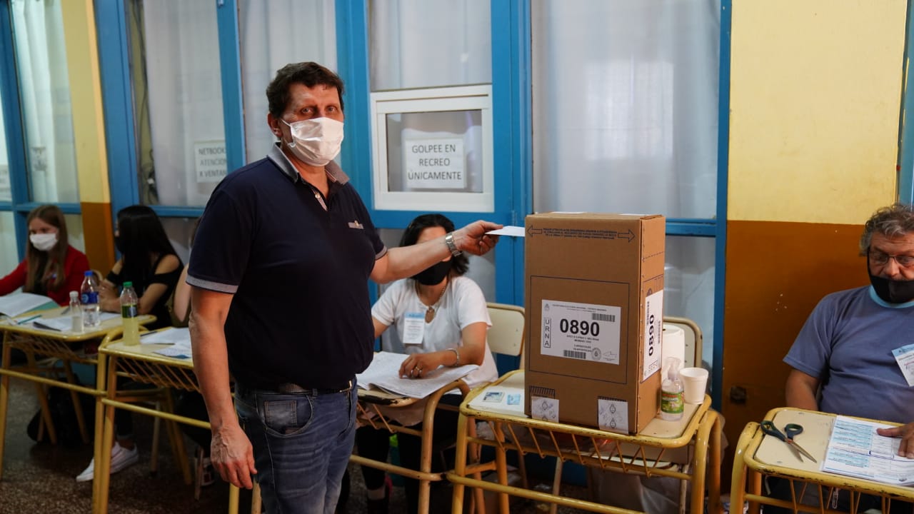 El Ministro Adolfo Safran emitió su voto en Apóstoles.