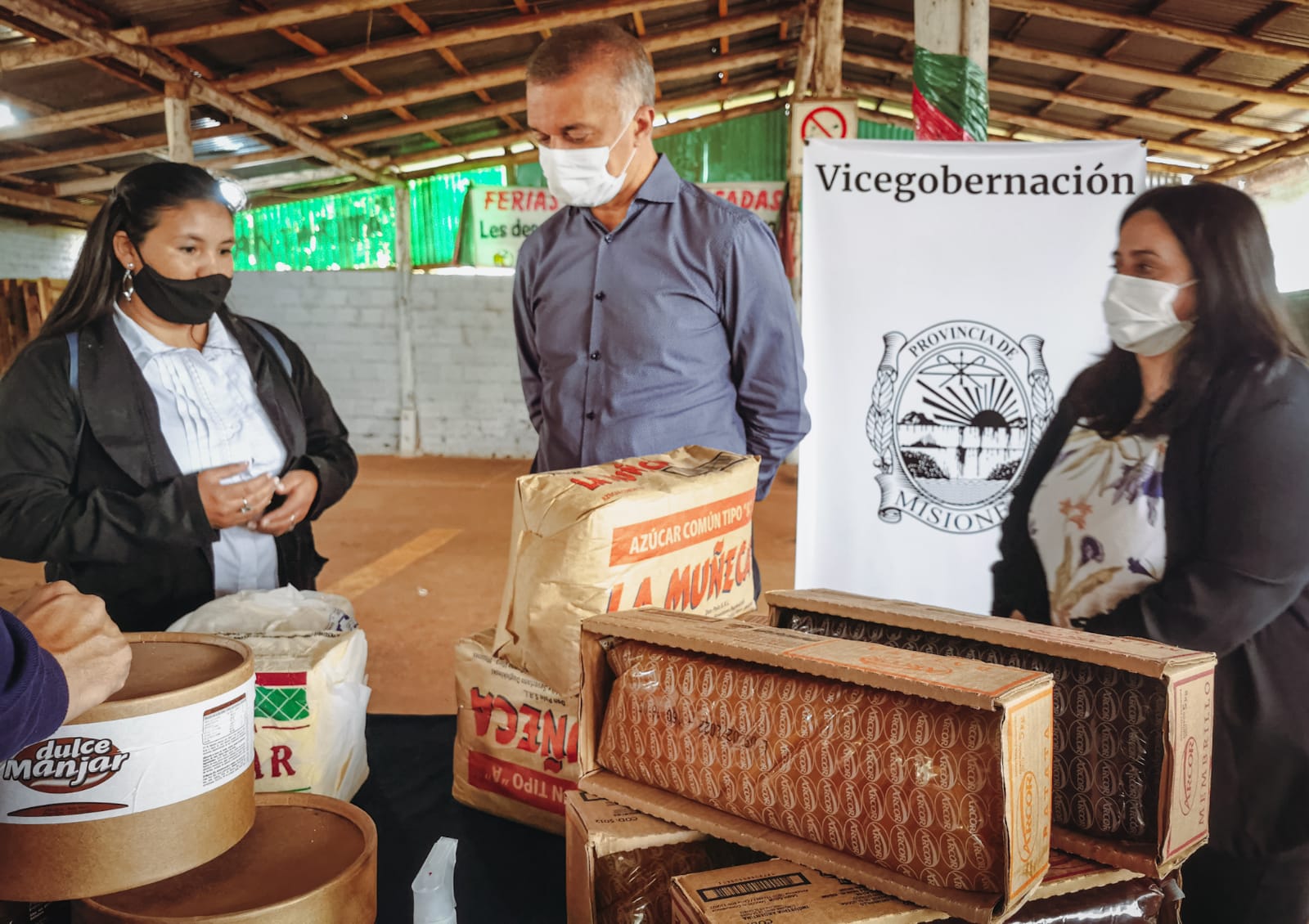 El Vicegobernador Dr. Carlos Arce acompañó la entrega de «Empecemos de Nuevo» en la Feria de Santa Rita a beneficiarios de distintos barrios.
