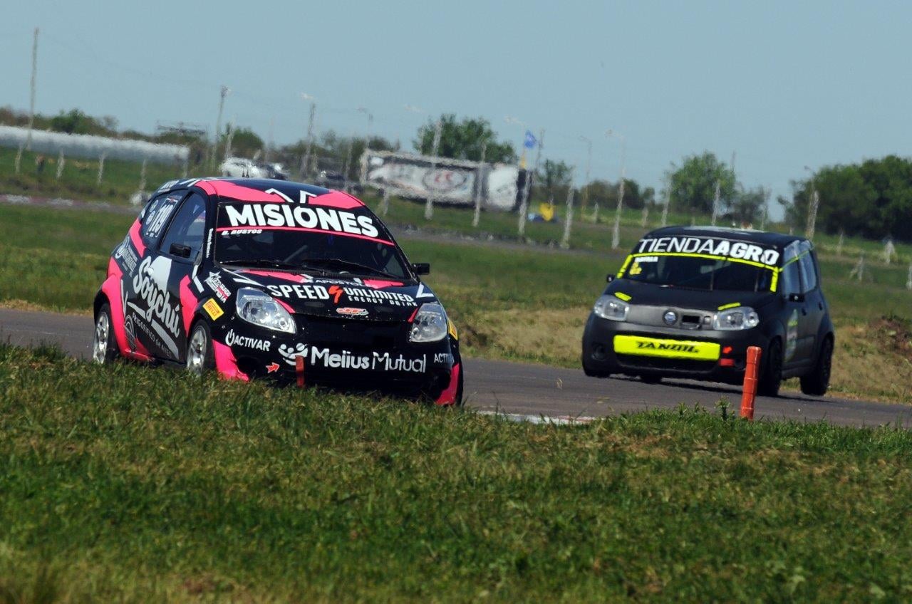 El piloto apostoleño Bauti Bustos disputo la doble fecha de la Clase 2 del Turismo Pista