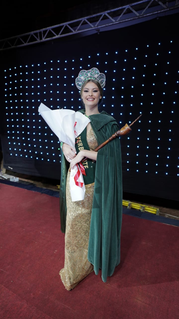 Tercera noche de Agri-cultura: Florencia Barronis fue electa Reina Departamental y representará a Apóstoles en la Fiesta de la Yerba Mate