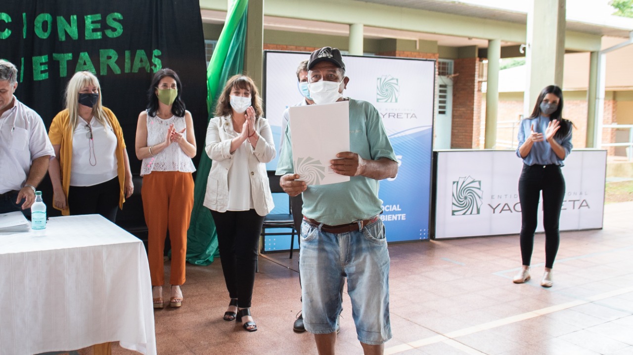 83 nuevas familias del barrio San Isidro recibieron los títulos de propiedad de sus viviendas