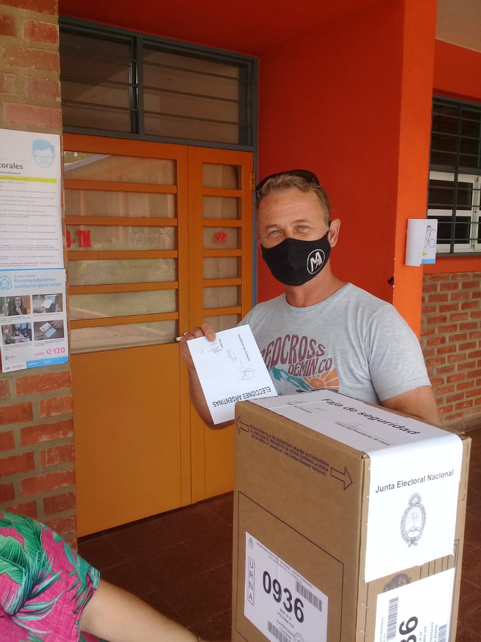 Cumpliendo con su deber cívico Daniel Yendrika destaco la tranquilidad y concurrencia de la gente al votar