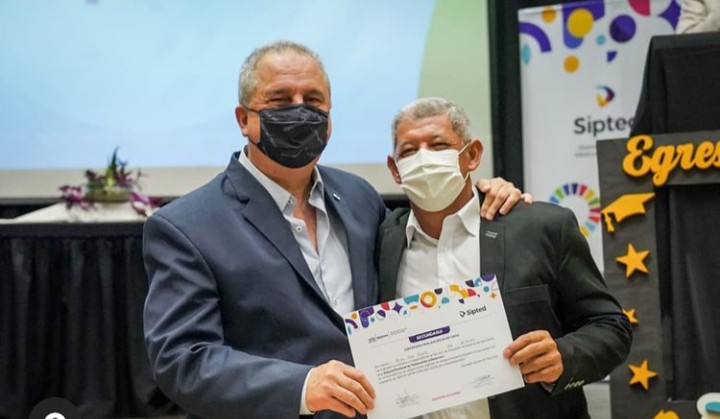 El Intendente de Itacaruaré recibió su Titulo Secundario junto a otros alumnos de diferentes localidades