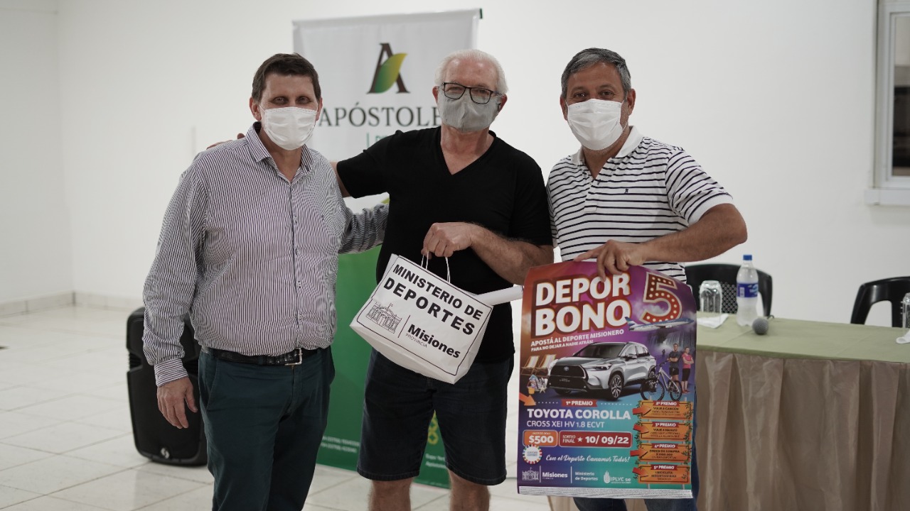 Entrega de Deporbonos a Clubes de Apóstoles