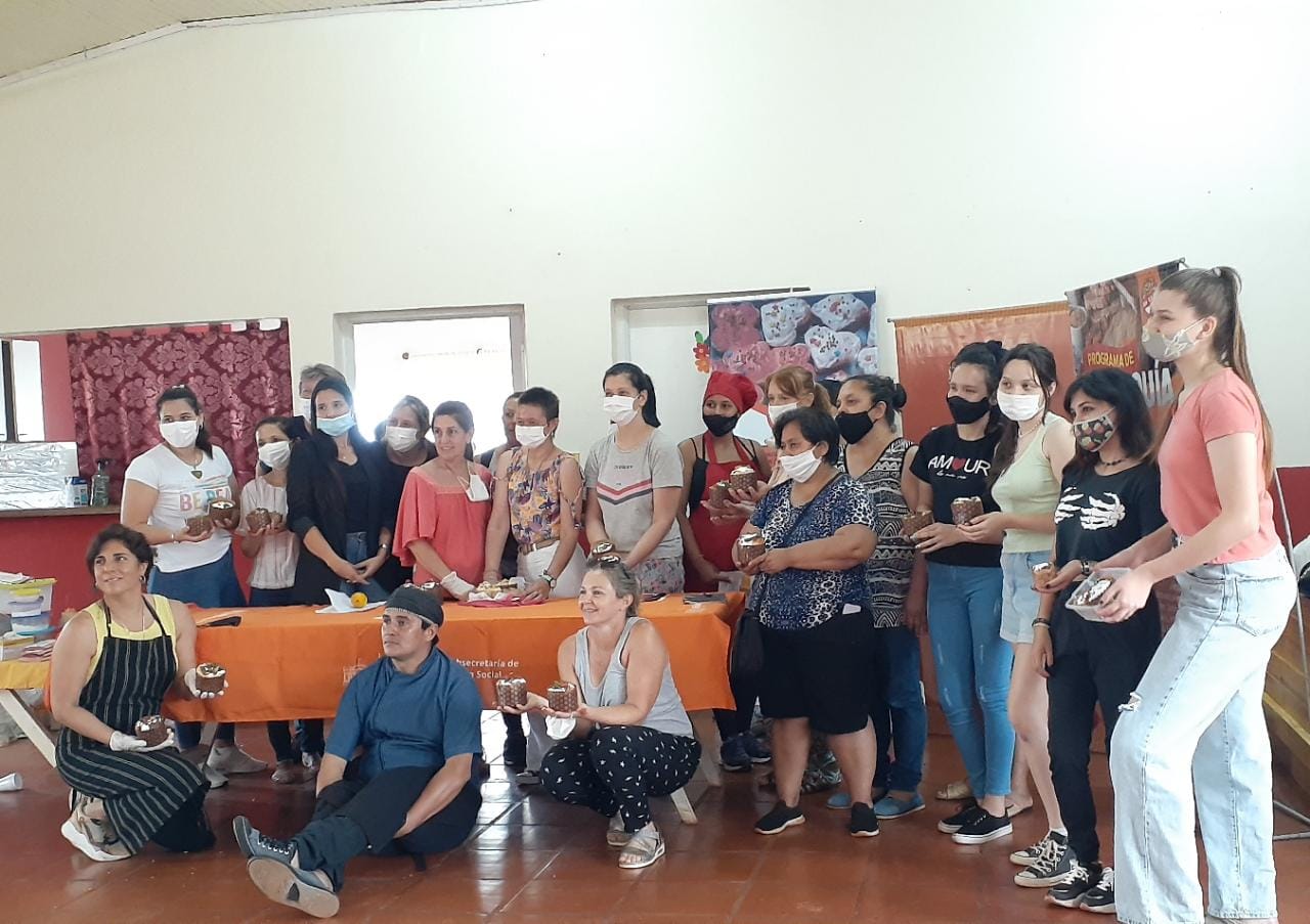 Excelente participación de la comunidad apostoleña en el taller de Elaboración de Pan Dulce sin T.A.C.C.