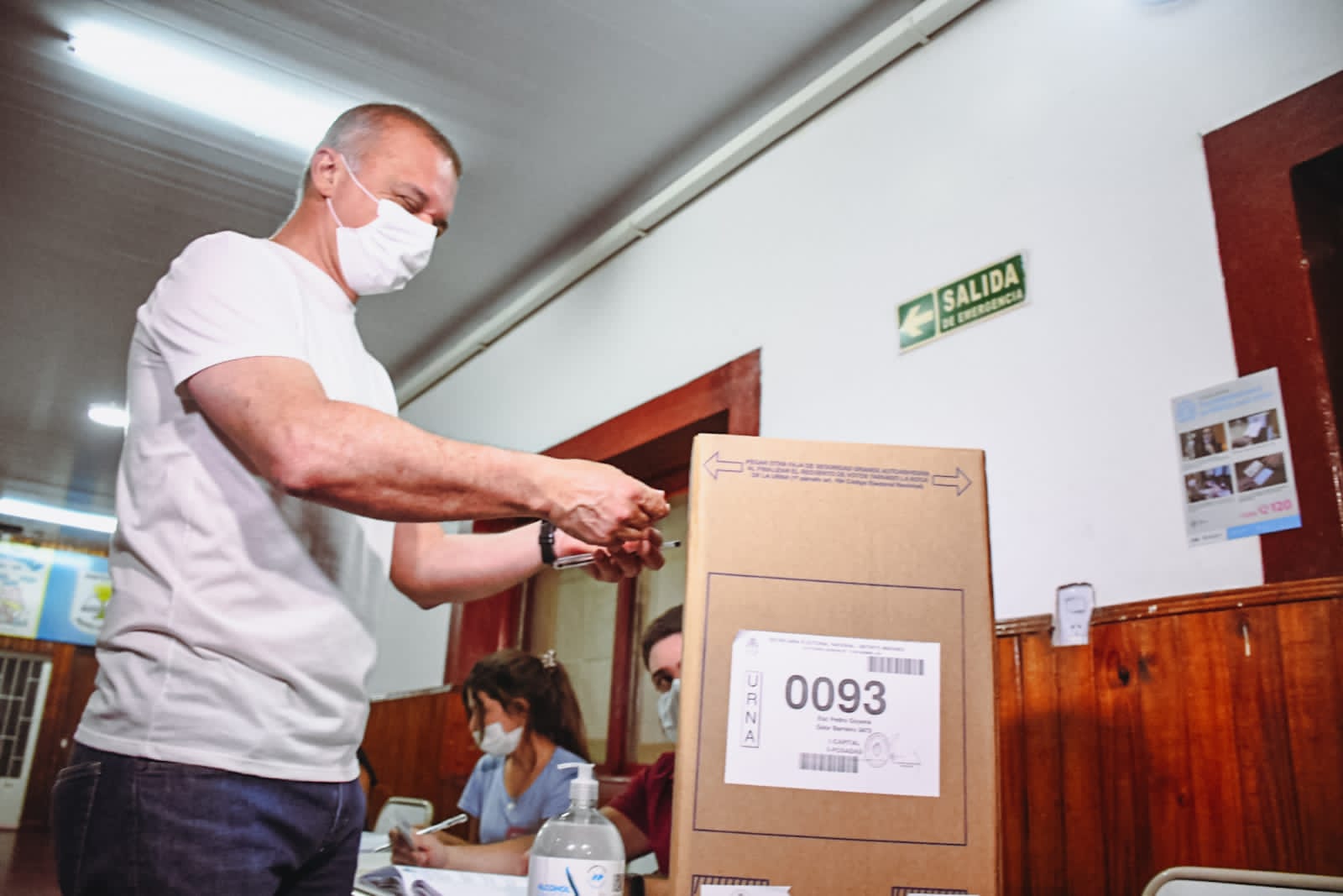 El vicegobernador Carlos Arce emitió su voto esta mañana en el Instituto Pedro Goyena