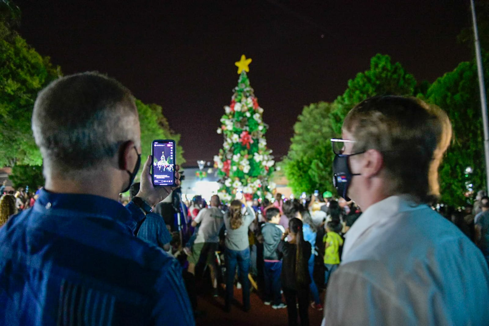 Emotivo encendido del Árbol en Capioví iniciando la Navidad