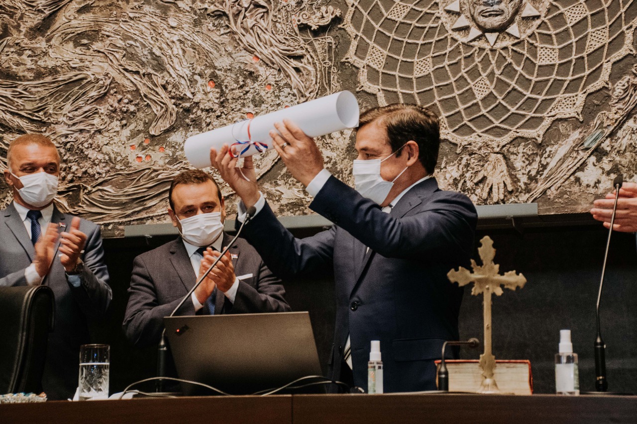 EL GOBERNADOR ACOMPAÑÓ LA SESIÓN ESPECIAL DE LA LEGISLATURA Y LUEGO PUSO EN FUNCIONES A LOS MINISTROS WELLBACH Y KREIMER