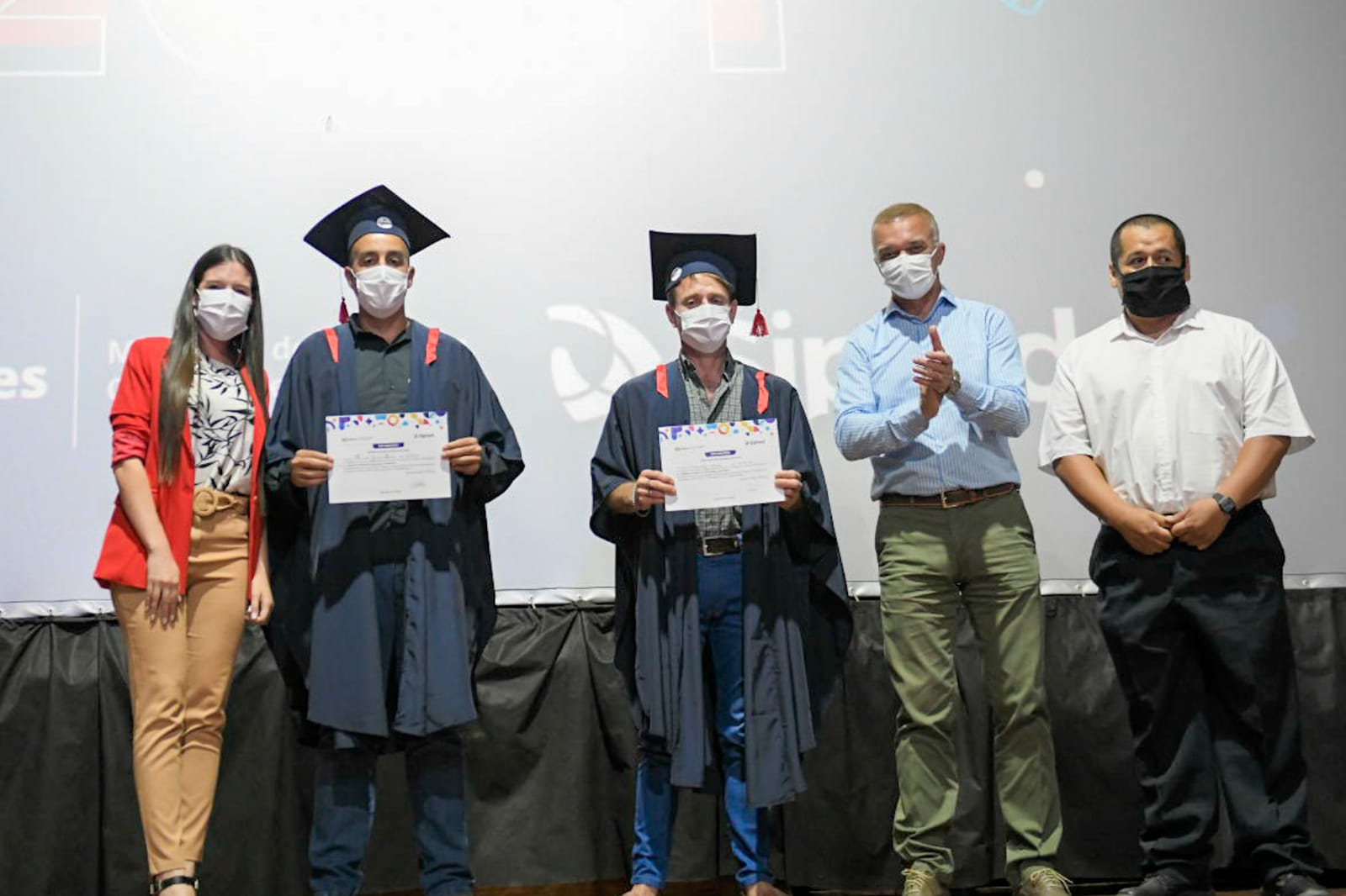 El vicegobernador Dr. Carlos Arce participó de la entrega de certificados a alumnos graduados del SIPTED y la entrega de becas del ITEC en la ciudad de oberá.
