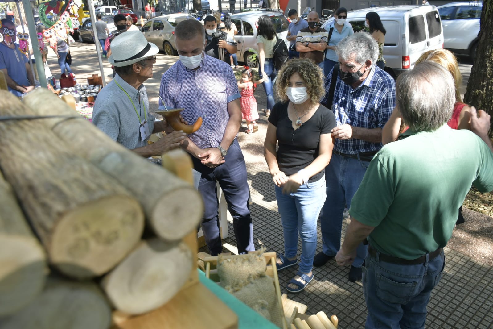 El vicegobernador visitó la Feria Navideña en la Plaza San Martín con más de 60 productores y emprendedores de nuestra Provincia