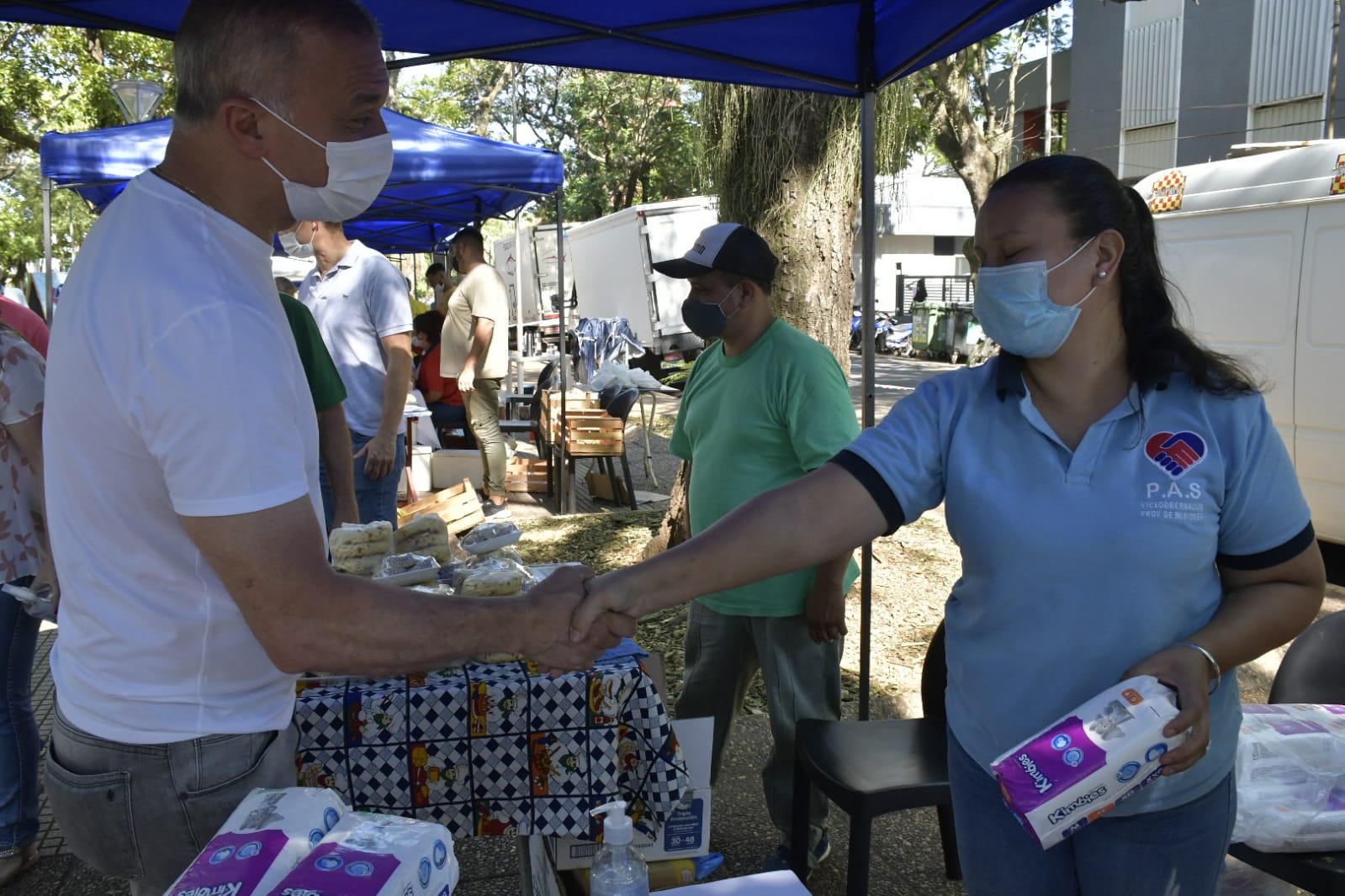 El Mercadito Solidario del P.A.S. se dispuso esta mañana en la Plaza San Martín de Posadas con propuestas para cuidar el bolsillo y allí estuvo el vicegobernador recorriendo y dialogando con los vecinos y vecinas que se acercaron.