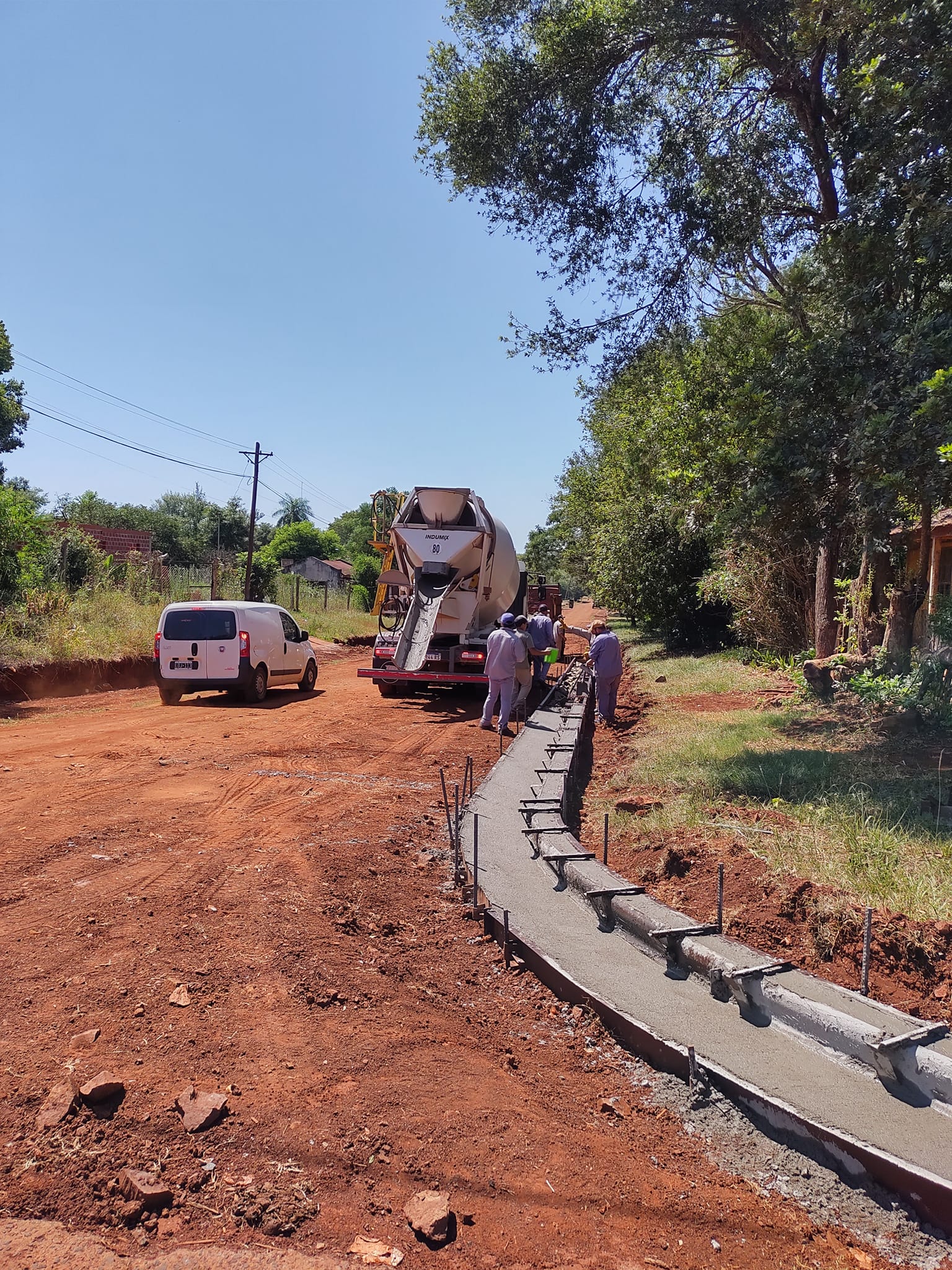 Comenzó la construcción de cordón cuneta en la calle Hipólito Irigoyen
