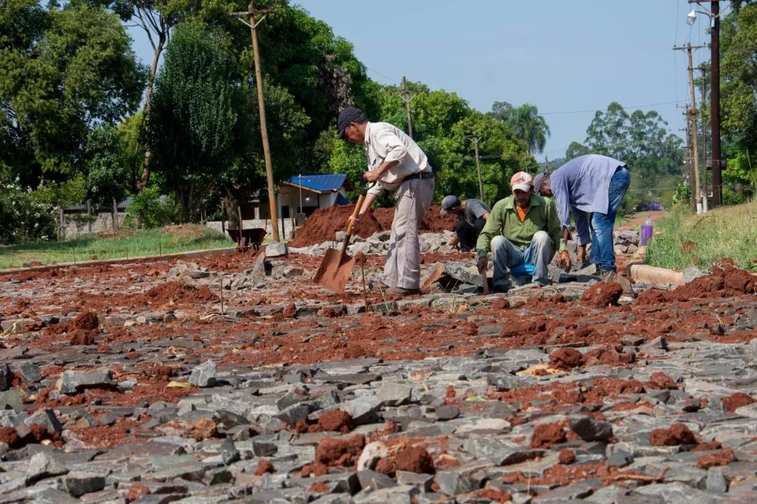 Trabajos de mantenimiento en alumbrados público y obras de empedrados en “La Dulce”