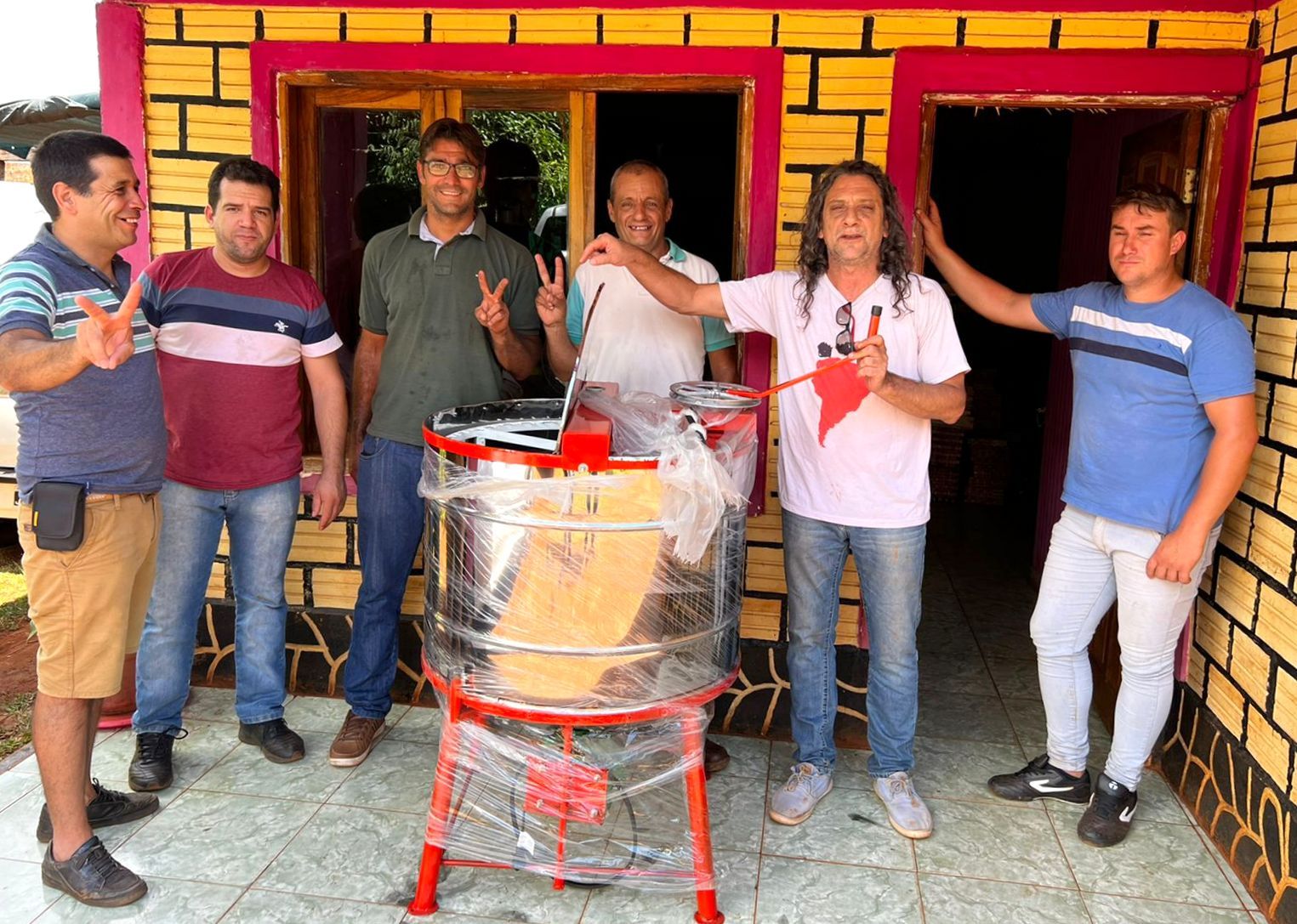 San Vicente: El Programa Potenciar Trabajo entregó herramientas a familias apicultoras para mejorar desarrollo de su producción
