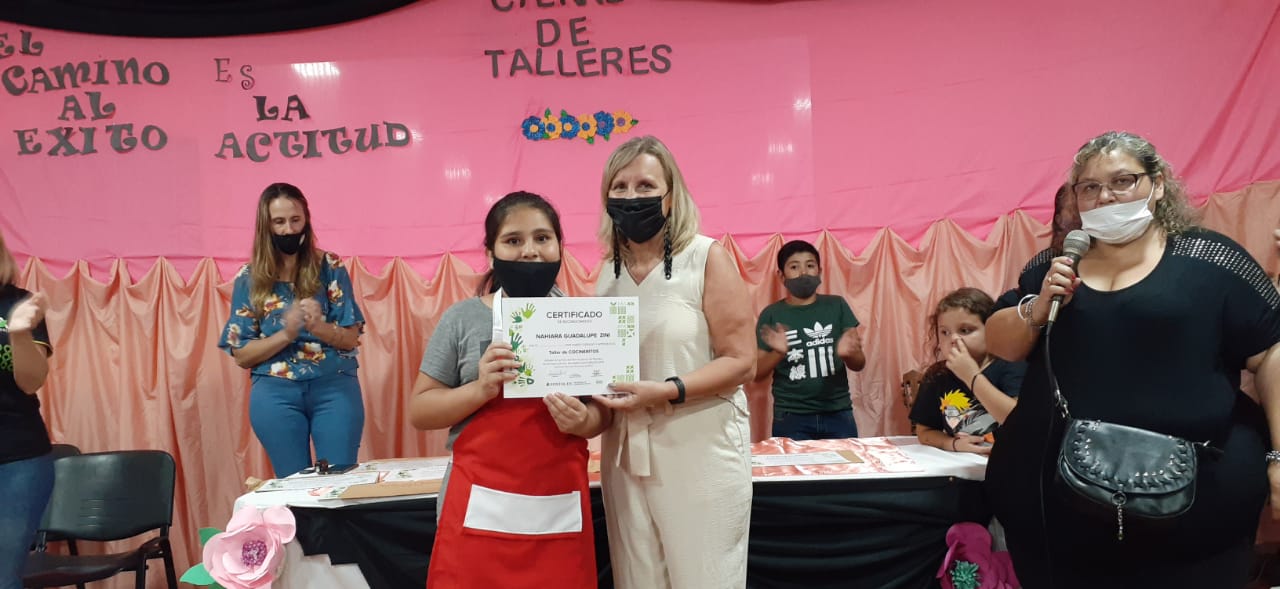Entregaron certificados de finalización de cursos a vecinos/as de los barrios Lomas del Mirador, 25 de Marzo, Esperanza y Estación