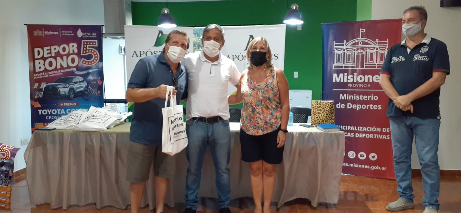 Entrega de Deporbonos a Clubes de Apóstoles