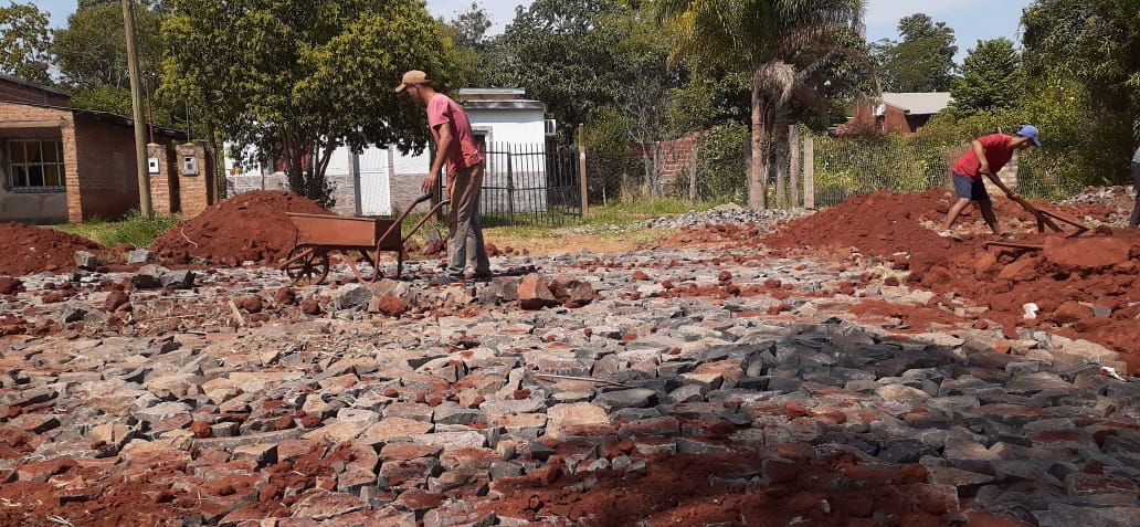 El municipio realiza labores de empedrado en el Barrio Irigoyen