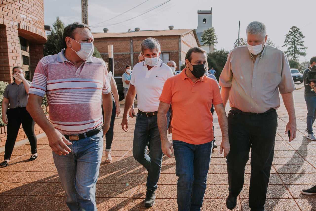 25 DE MAYO: HERRERA AHUAD ACOMPAÑÓ AL INYM EN LA ENTREGA DE MOTOBOMBAS Y TANQUES DE AGUA A PRODUCTORES