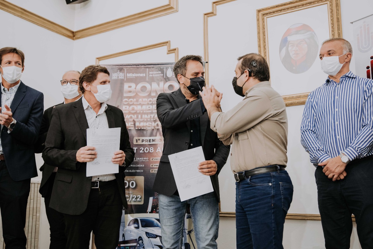 EL GOBERNADOR ENTREGÓ SUBSIDIOS A BOMBEROS, ANUNCIÓ LA COMPRA DE UN HELICÓPTERO Y ACORDÓ CON NACIÓN LA RECUPERACIÓN DE LA BRIGADA BASE EN APÓSTOLES