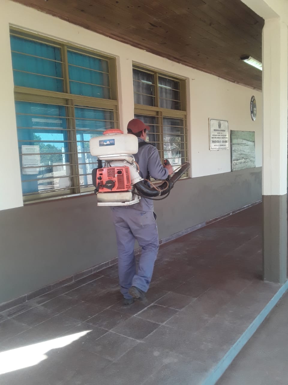 Trabajos de fumigaciones en establecimientos escolares de Azara