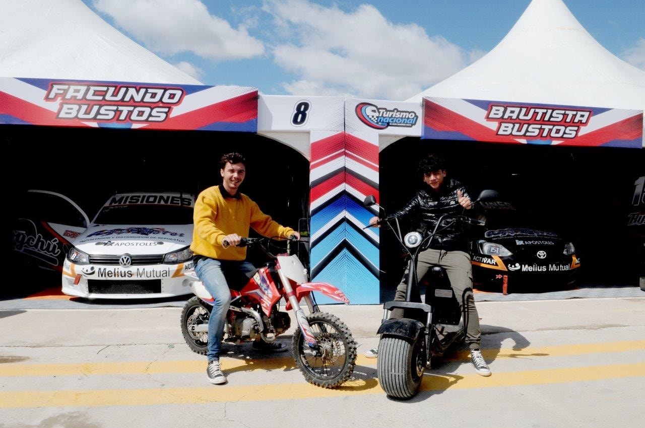 Los pilotos apostoleños Facundo y Bautista Bustos ya giraron en Bahía Blanca