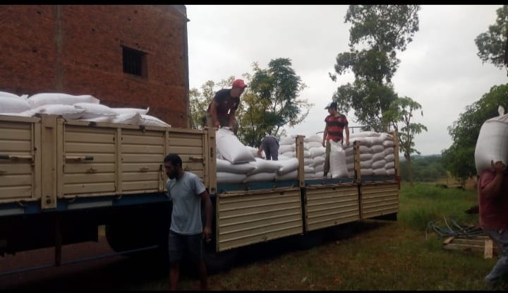 Llego a Tres Capones el primer equipo de Maíz a precio de costo para productores ganaderos