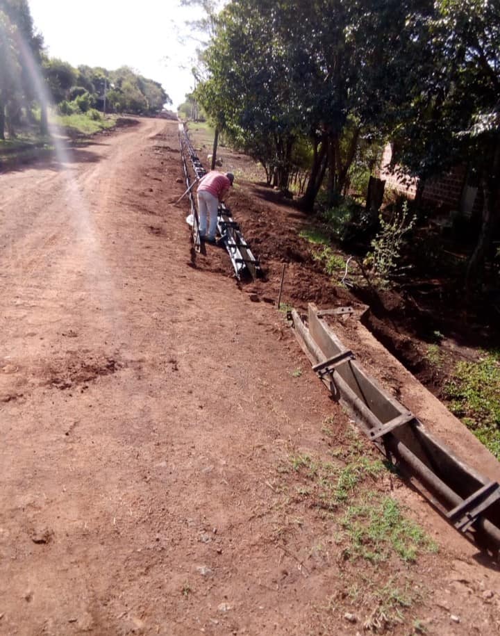 Se ejecutan obras de empedrado y cordón cuneta en la localidad de San José
